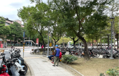 廣場改善前,調整自行車停放區、移除障礙物,創造友善行人空間。