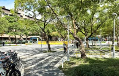廣場改善後,調整自行車停放區、移除障礙物,創造友善行人空間。