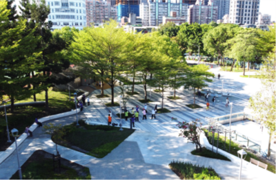 廣場改善後,消除高低差,創造完整開放廣場。