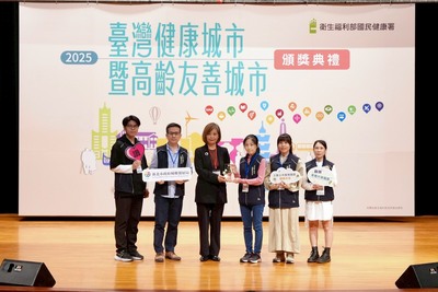 新北城鄉局團隊上台領獎