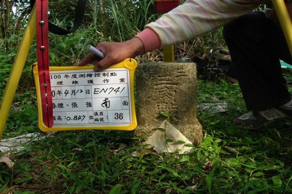 圖片為辦理100年度測繪控制點管理維護作業時所拍攝照片，照片內二等衛星控制點為一水泥四方柱，前方有「二等三角點」字樣。